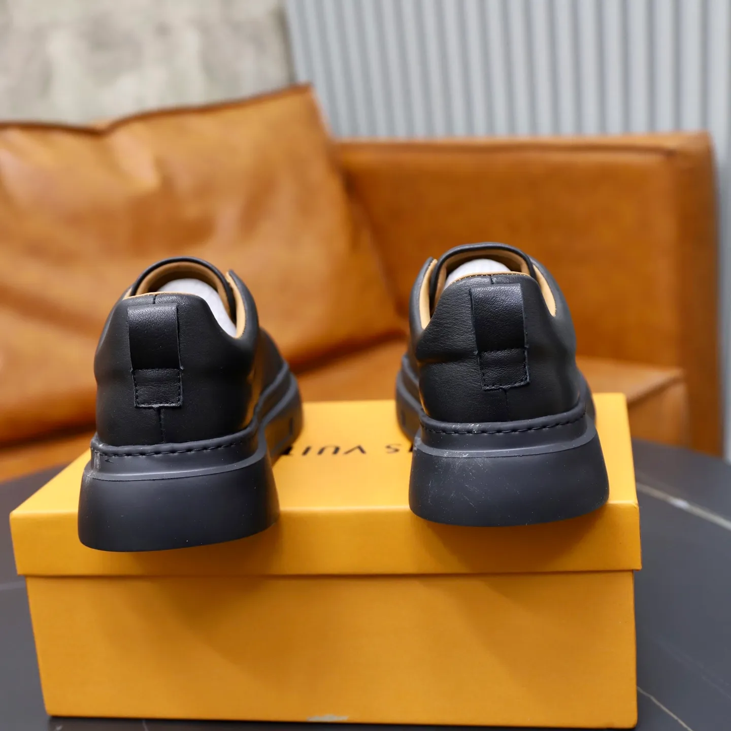 Men's shoes: 480💰🙅‍♂️🙅‍♂️🙅‍♂️ Brand: LV Louis Vuitton Standard code: 38-44 (45 customized) Grade: Same as the official website Material: Original cowhide fabric Comfortable cowhide lining Increased lightness, wear-resistant and soft outsole Style category: Men's fashionable casual shoes Running sneakers Distinguished luxury brand elements Top luxury Color: actual picture color